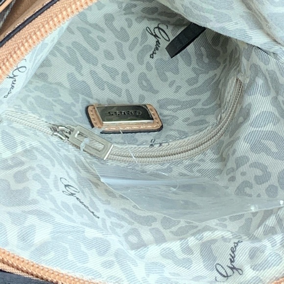๐ GUESS logo wristlet bag - Picture 7 of 7